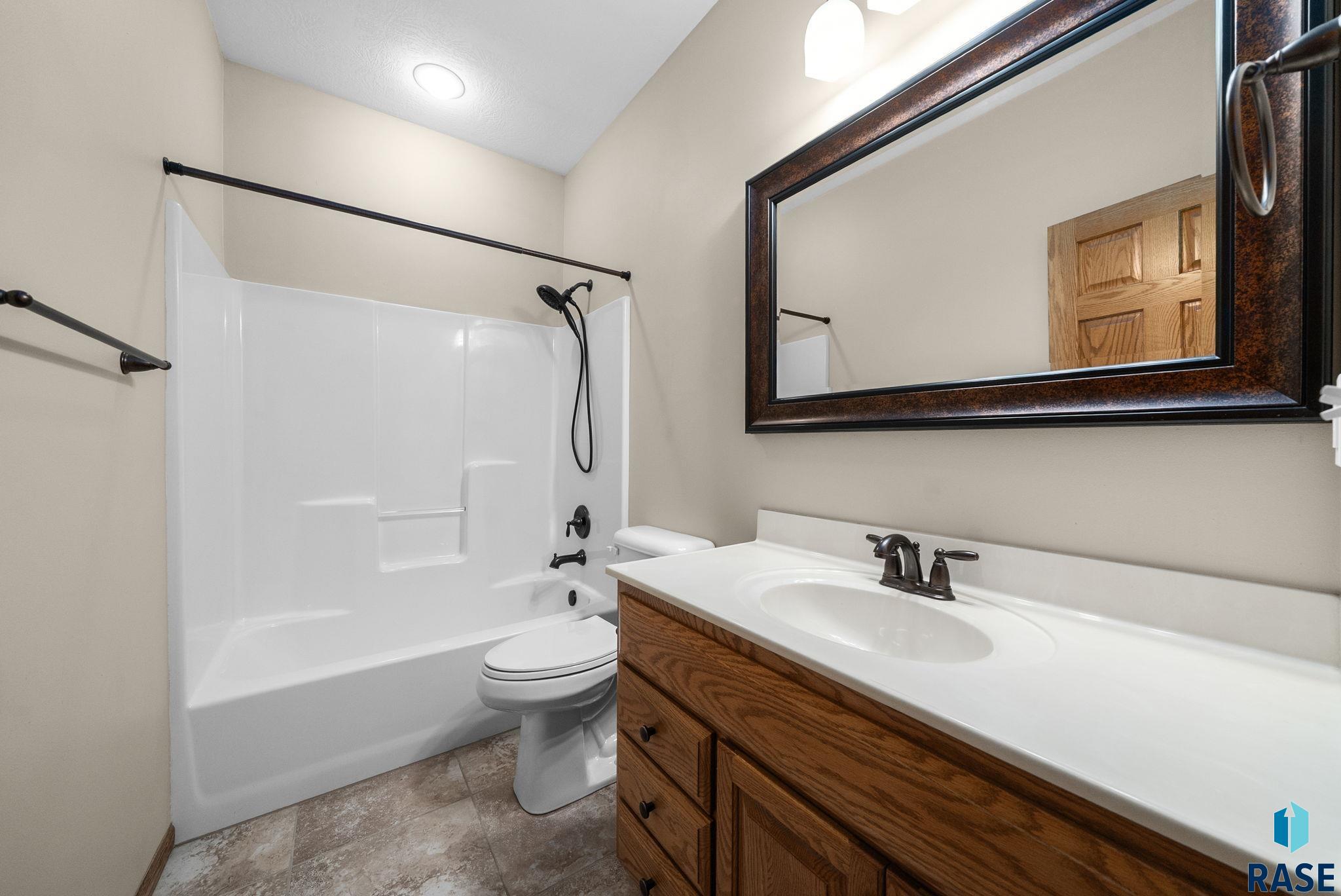 Sioux Falls, South Dakota 57108, United States, 3 Bedrooms Bedrooms, ,3 BathroomsBathrooms,Residential,Active,235602