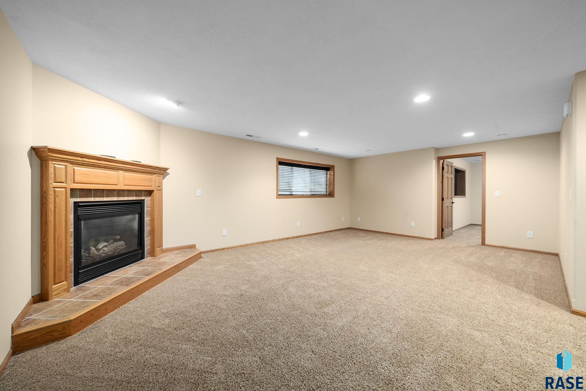 Sioux Falls, South Dakota 57108, United States, 3 Bedrooms Bedrooms, ,3 BathroomsBathrooms,Residential,Active,235602