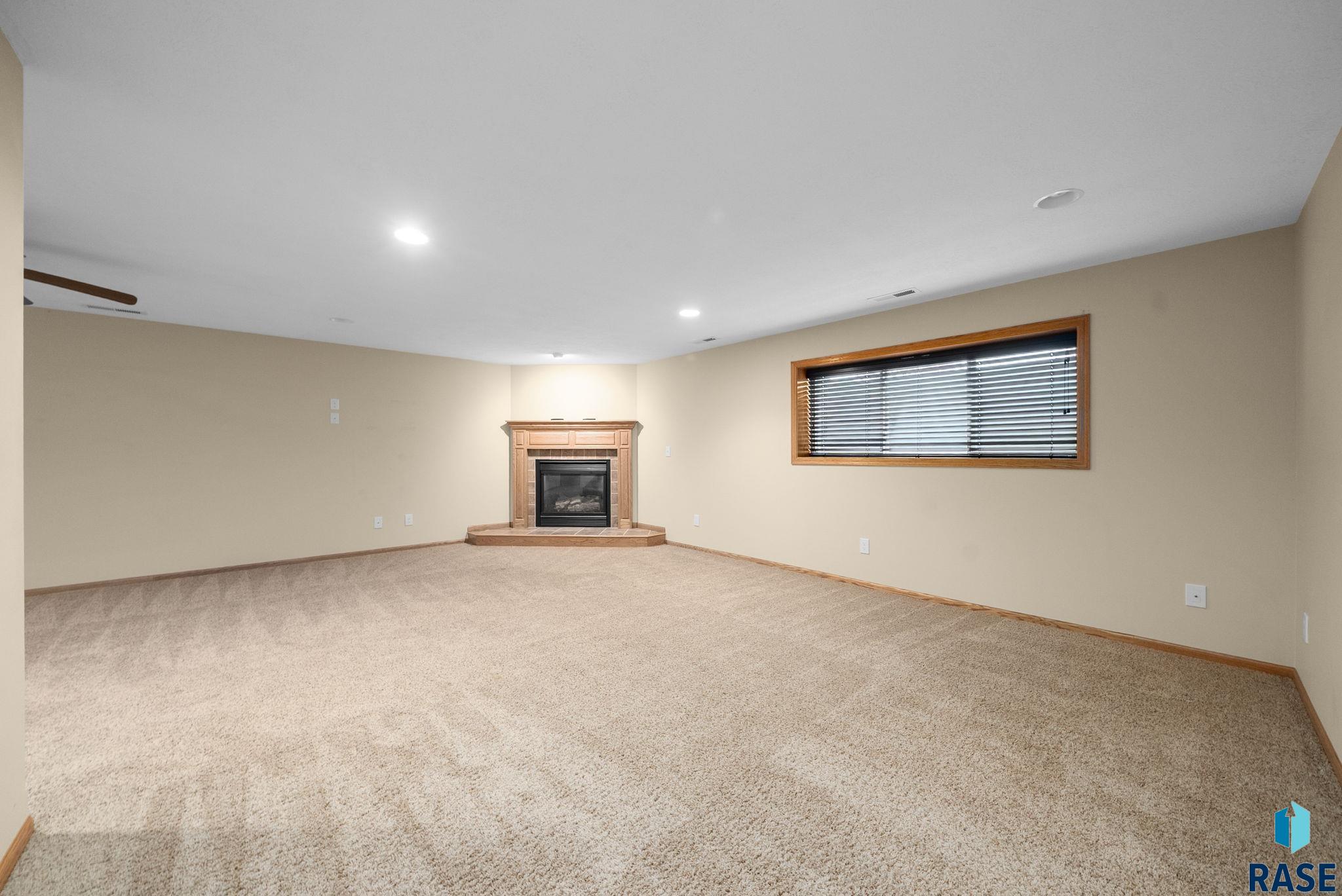 Sioux Falls, South Dakota 57108, United States, 3 Bedrooms Bedrooms, ,3 BathroomsBathrooms,Residential,Active,235602