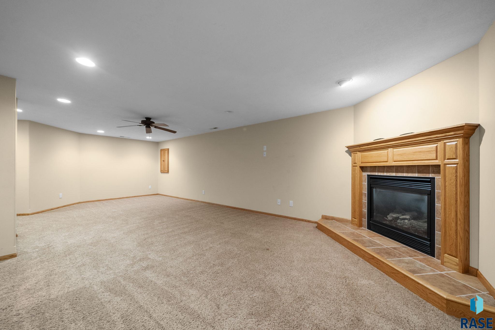 Sioux Falls, South Dakota 57108, United States, 3 Bedrooms Bedrooms, ,3 BathroomsBathrooms,Residential,Active,235602