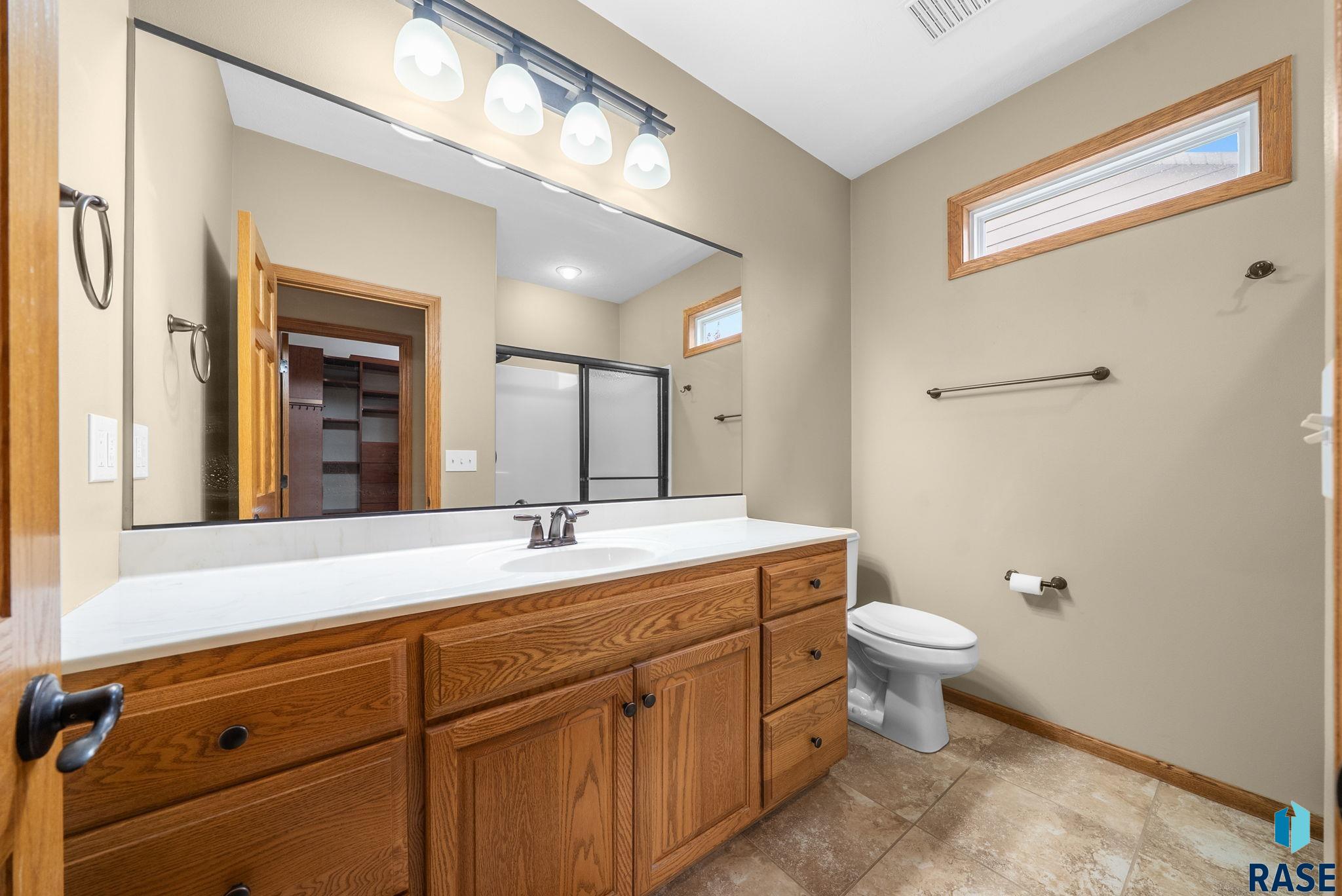 Sioux Falls, South Dakota 57108, United States, 3 Bedrooms Bedrooms, ,3 BathroomsBathrooms,Residential,Active,235602