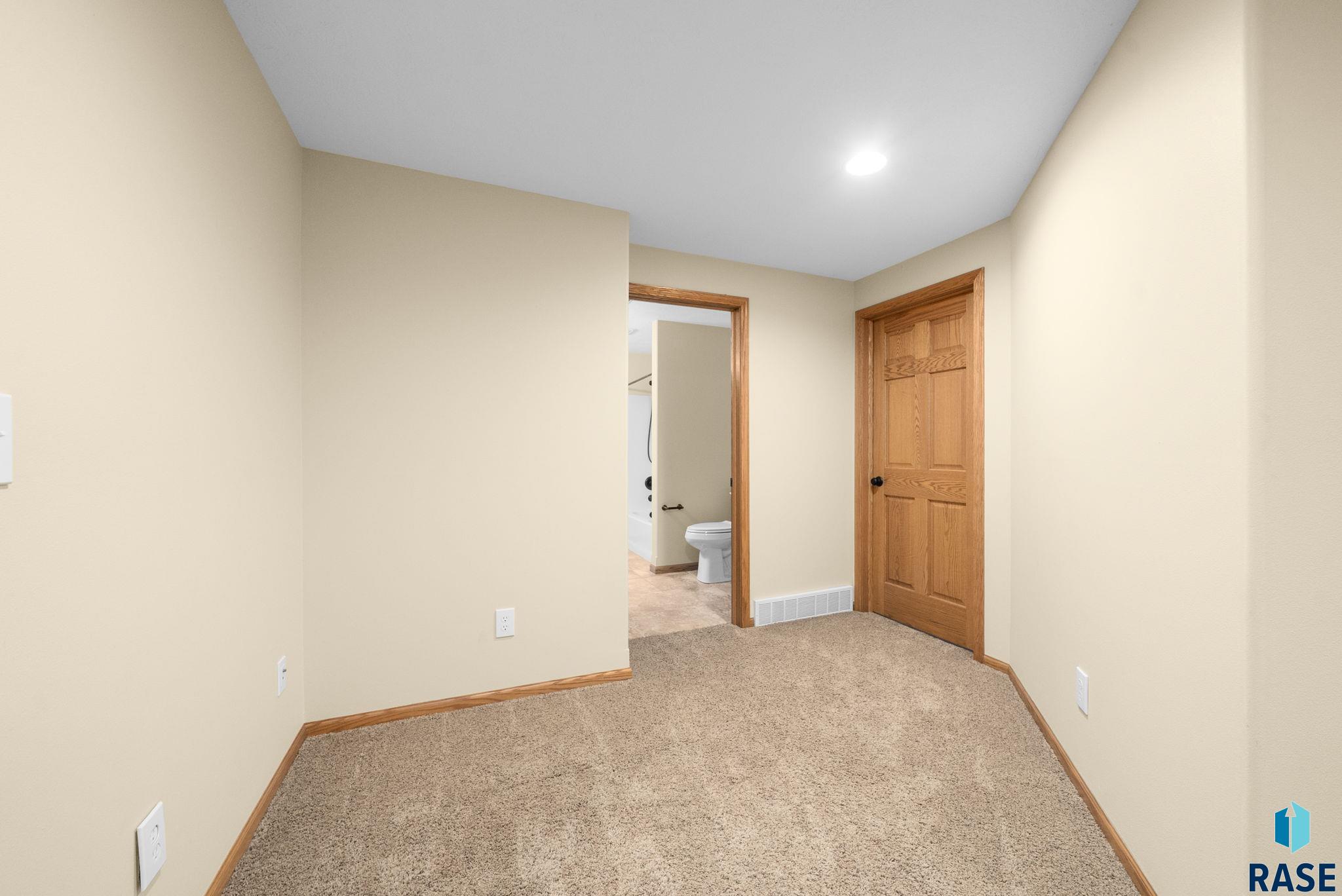 Sioux Falls, South Dakota 57108, United States, 3 Bedrooms Bedrooms, ,3 BathroomsBathrooms,Residential,Active,235602