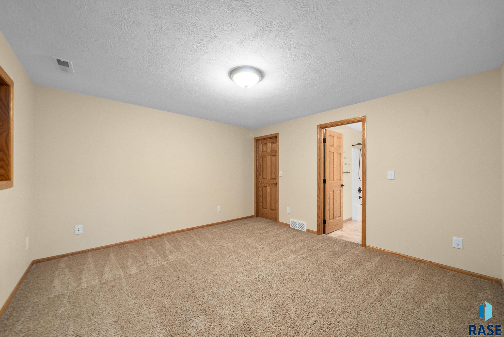 Sioux Falls, South Dakota 57108, United States, 3 Bedrooms Bedrooms, ,3 BathroomsBathrooms,Residential,Active,235602