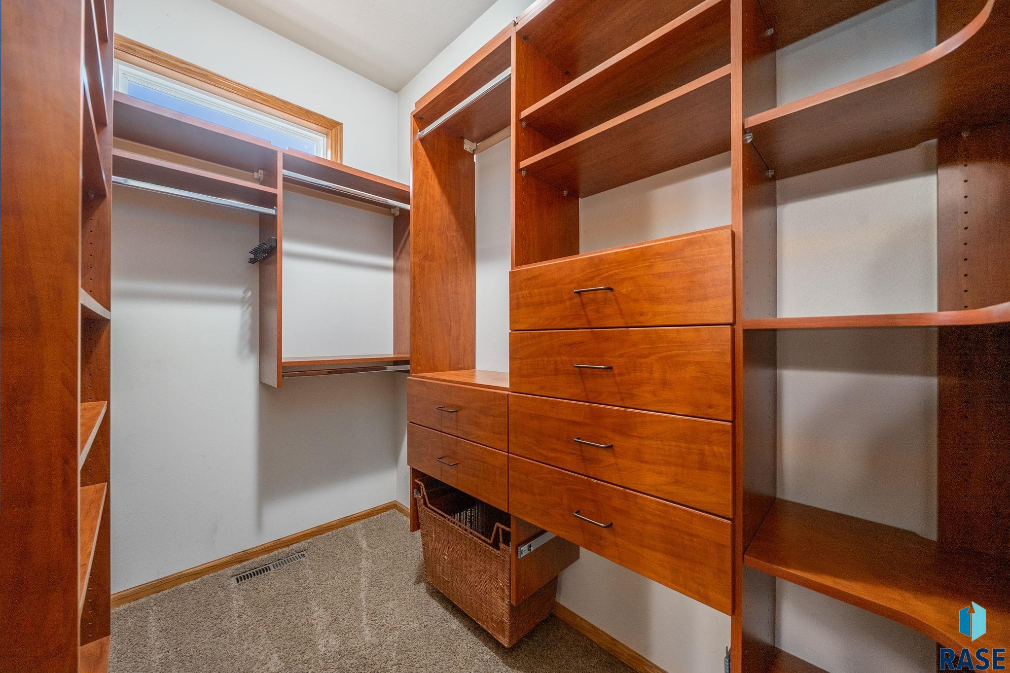 Sioux Falls, South Dakota 57108, United States, 3 Bedrooms Bedrooms, ,3 BathroomsBathrooms,Residential,Active,235602