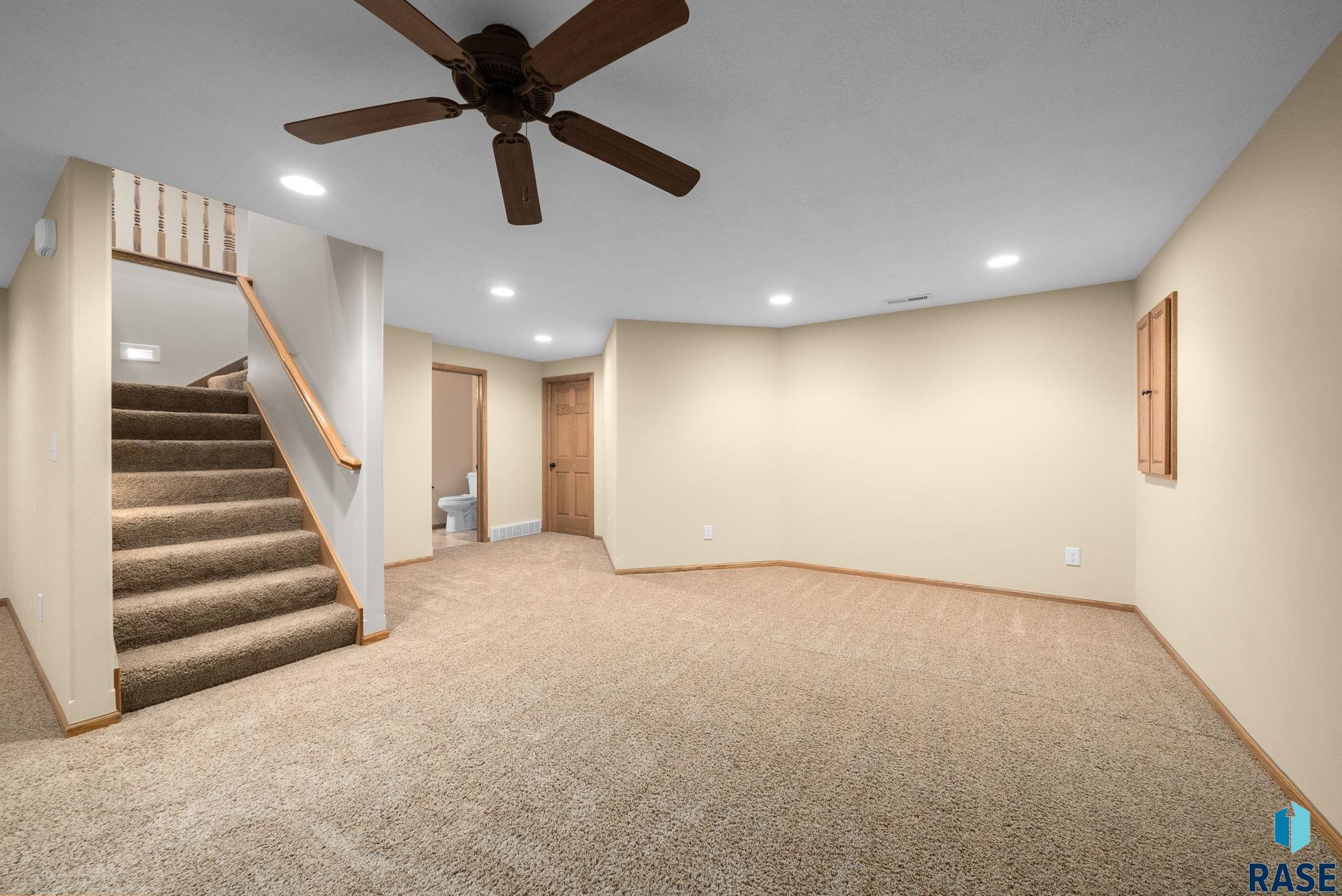 Sioux Falls, South Dakota 57108, United States, 3 Bedrooms Bedrooms, ,3 BathroomsBathrooms,Residential,Active,235602