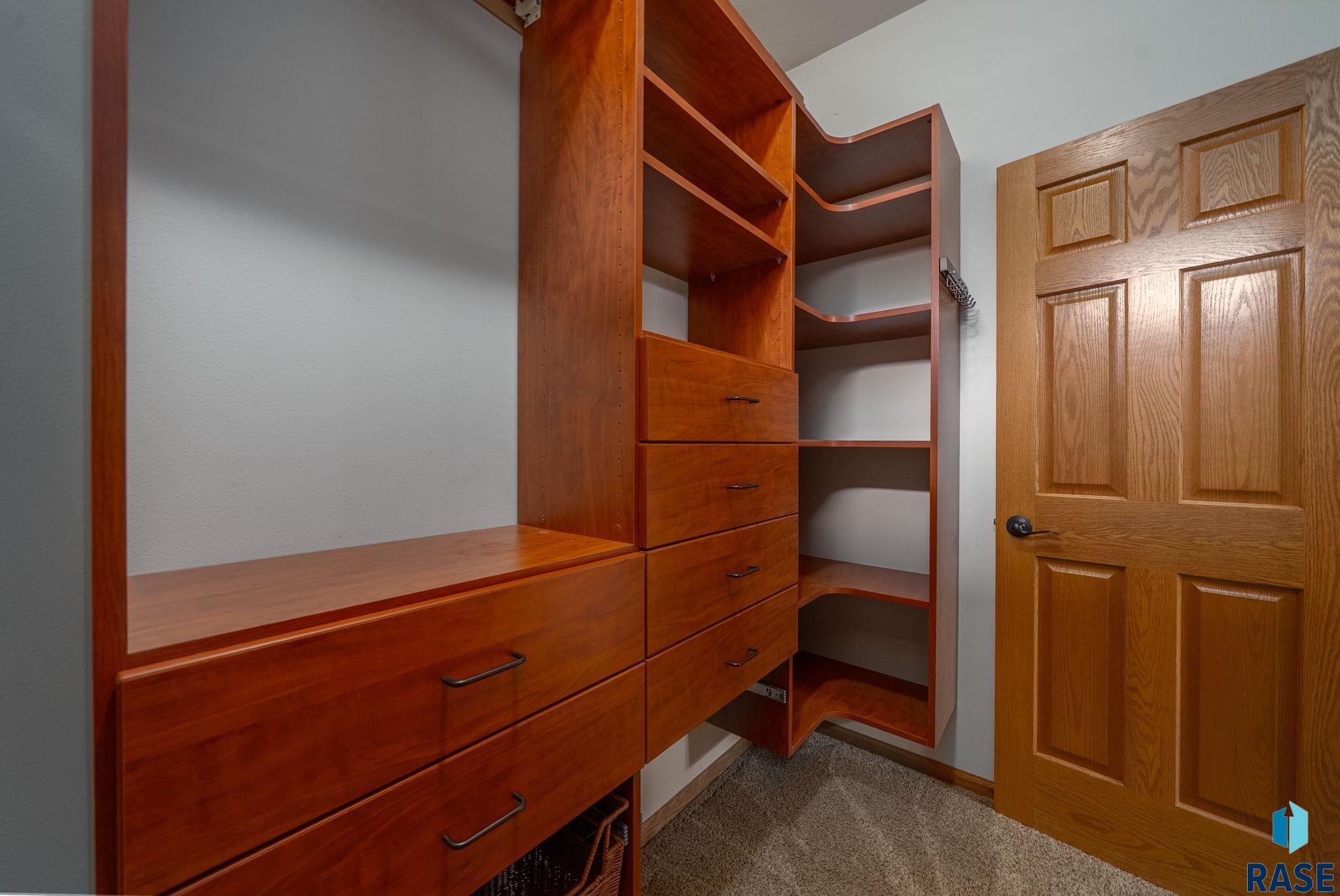 Sioux Falls, South Dakota 57108, United States, 3 Bedrooms Bedrooms, ,3 BathroomsBathrooms,Residential,Active,235602