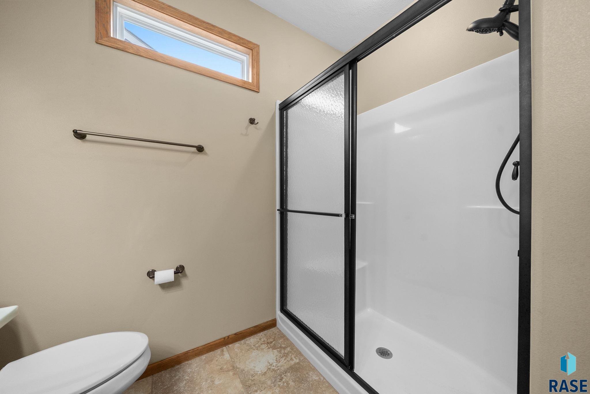 Sioux Falls, South Dakota 57108, United States, 3 Bedrooms Bedrooms, ,3 BathroomsBathrooms,Residential,Active,235602