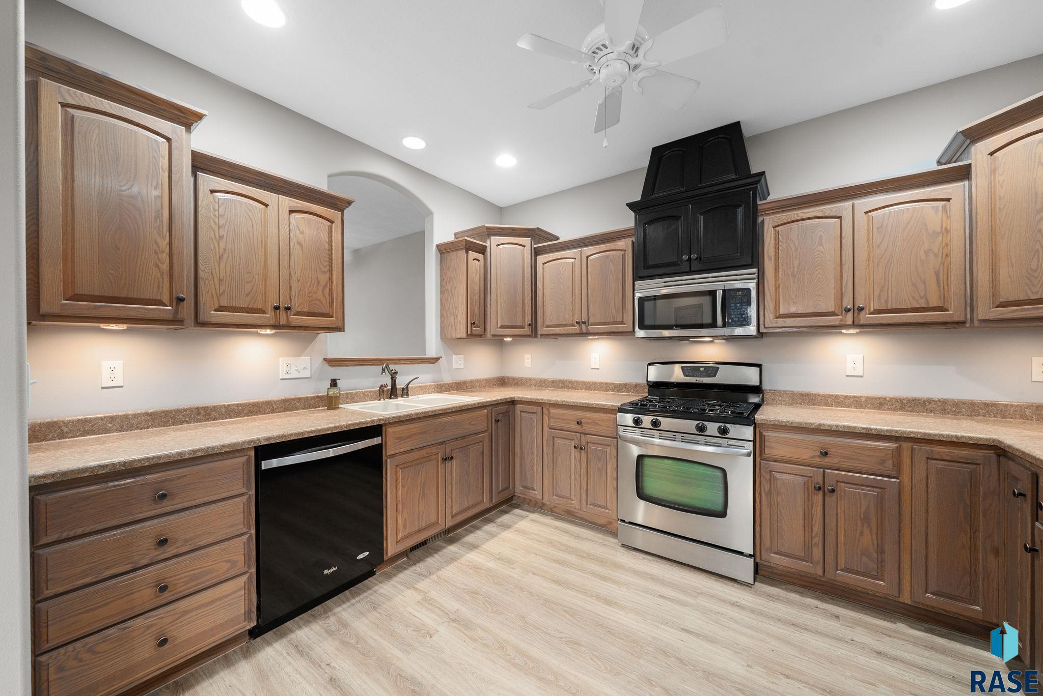 Sioux Falls, South Dakota 57108, United States, 3 Bedrooms Bedrooms, ,3 BathroomsBathrooms,Residential,Active,235602