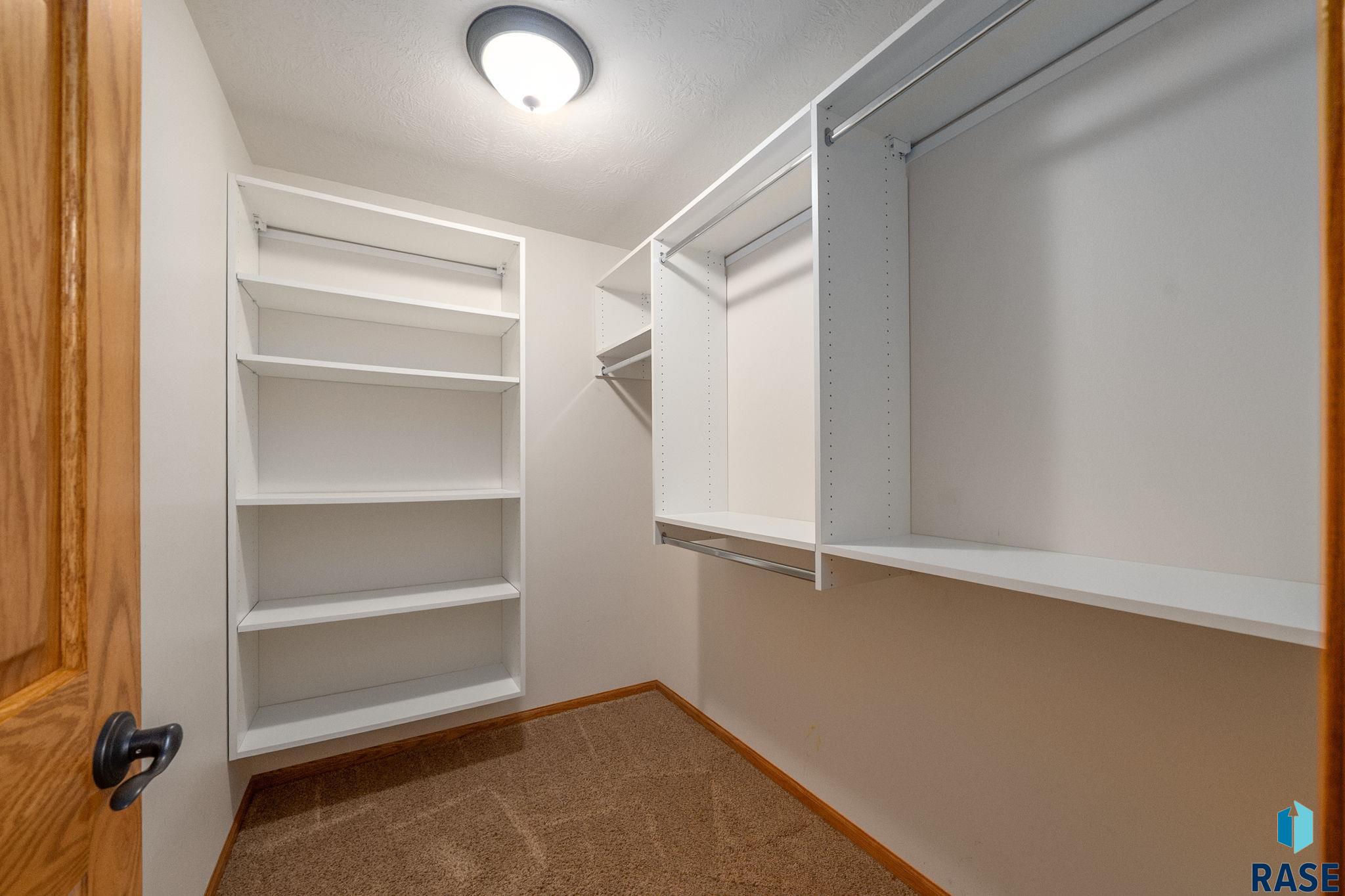 Sioux Falls, South Dakota 57108, United States, 3 Bedrooms Bedrooms, ,3 BathroomsBathrooms,Residential,Active,235602