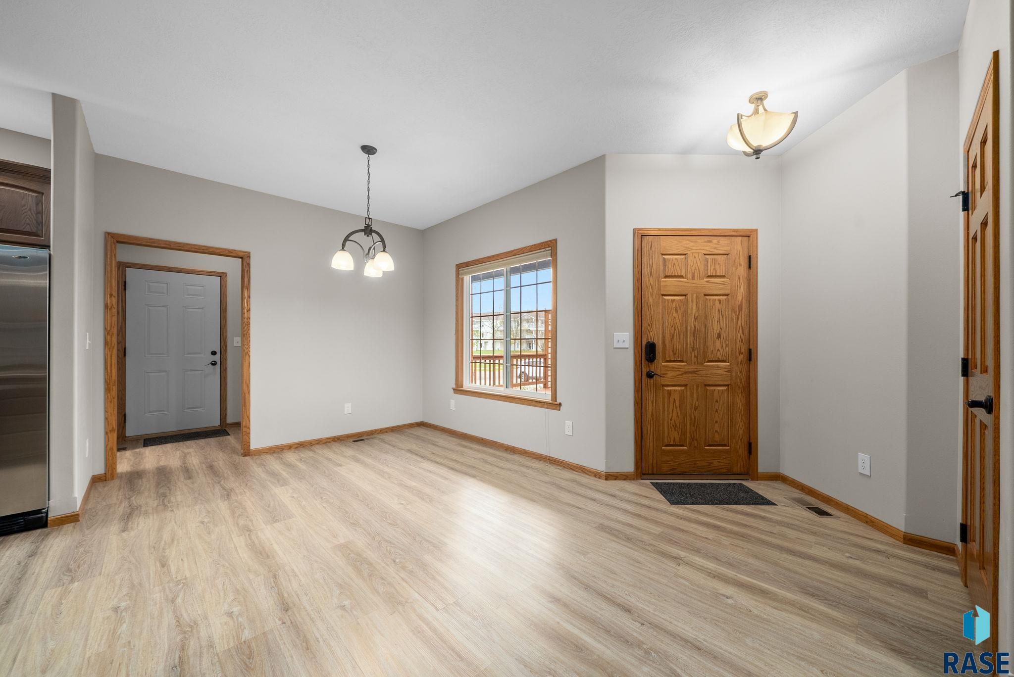 Sioux Falls, South Dakota 57108, United States, 3 Bedrooms Bedrooms, ,3 BathroomsBathrooms,Residential,Active,235602