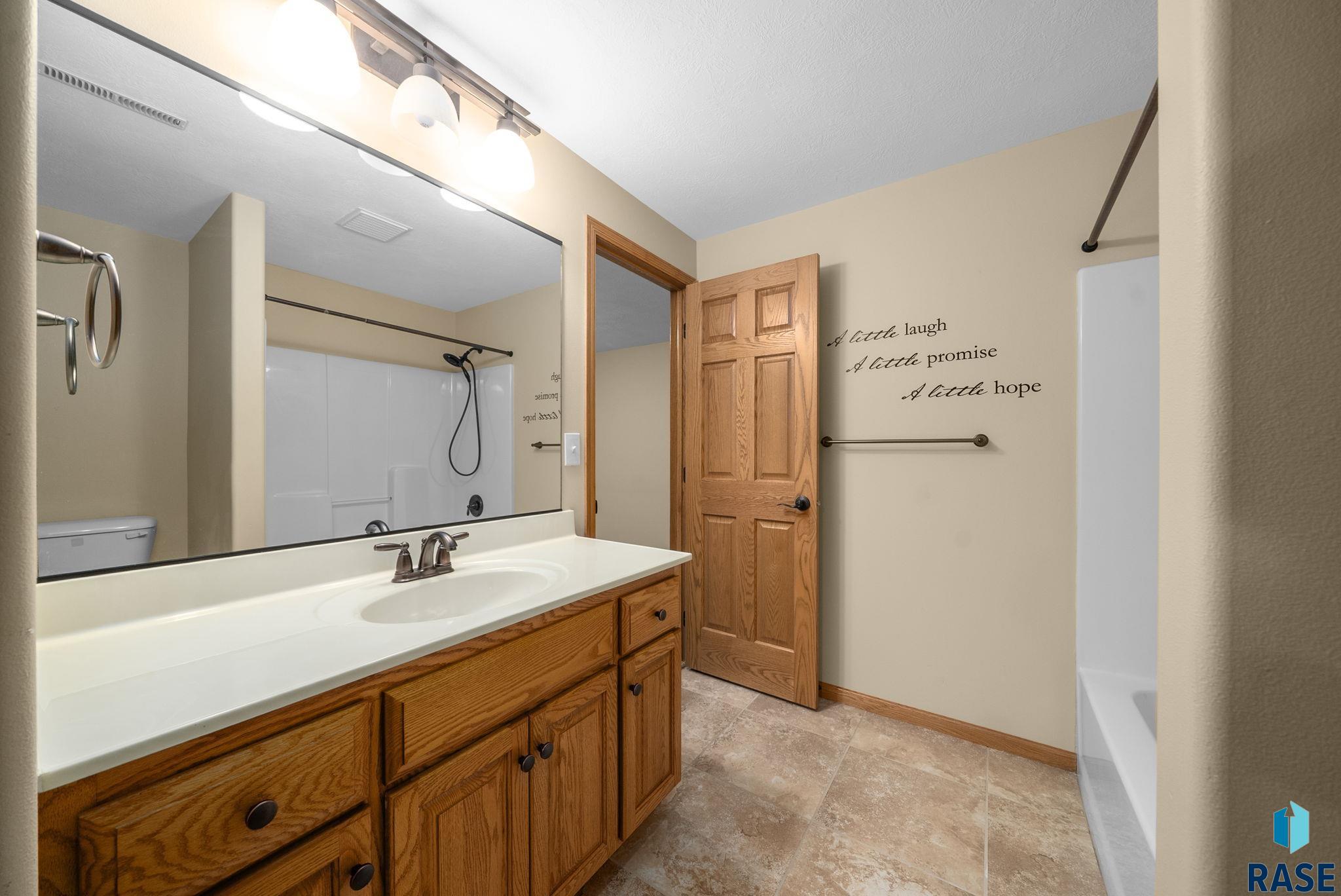 Sioux Falls, South Dakota 57108, United States, 3 Bedrooms Bedrooms, ,3 BathroomsBathrooms,Residential,Active,235602