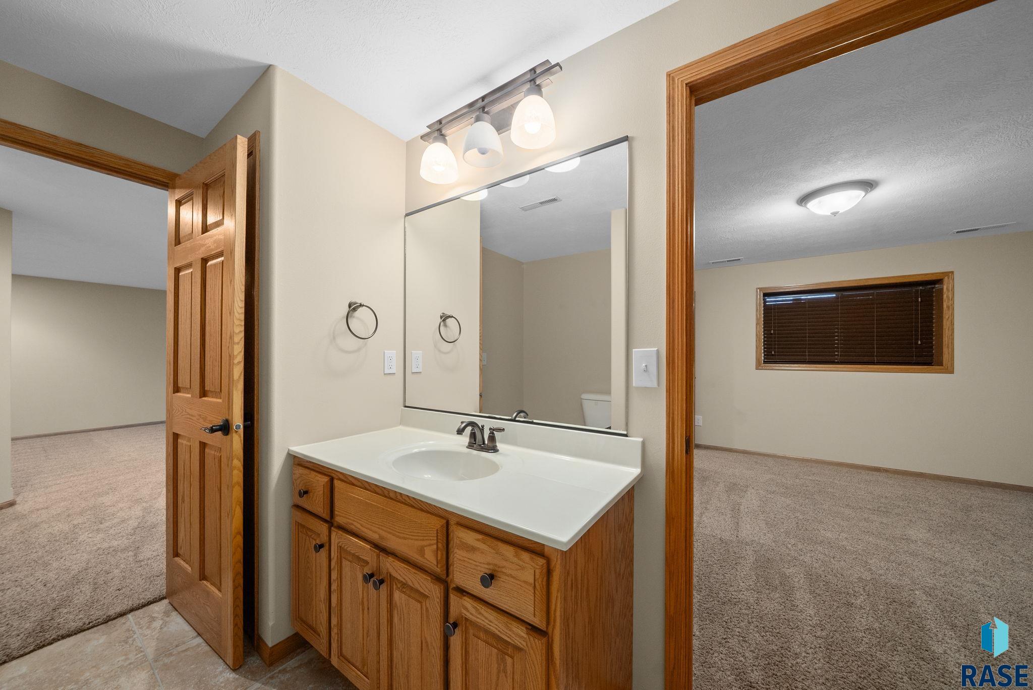 Sioux Falls, South Dakota 57108, United States, 3 Bedrooms Bedrooms, ,3 BathroomsBathrooms,Residential,Active,235602