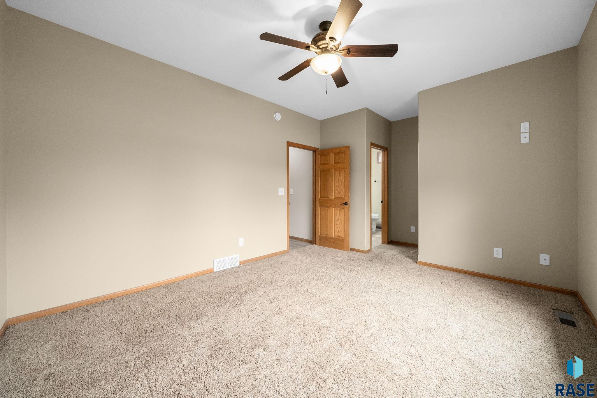 Sioux Falls, South Dakota 57108, United States, 3 Bedrooms Bedrooms, ,3 BathroomsBathrooms,Residential,Active,235602