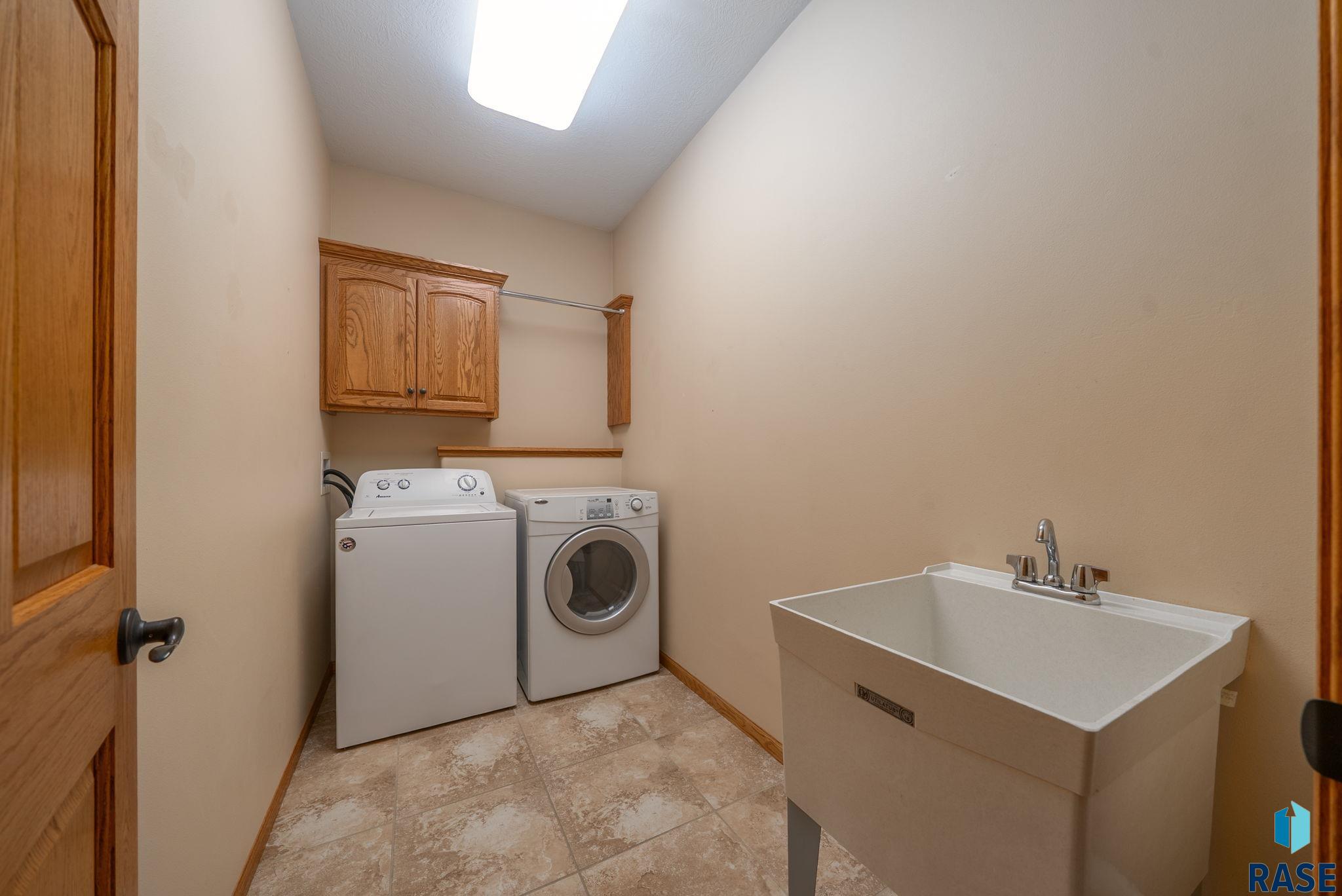 Sioux Falls, South Dakota 57108, United States, 3 Bedrooms Bedrooms, ,3 BathroomsBathrooms,Residential,Active,235602