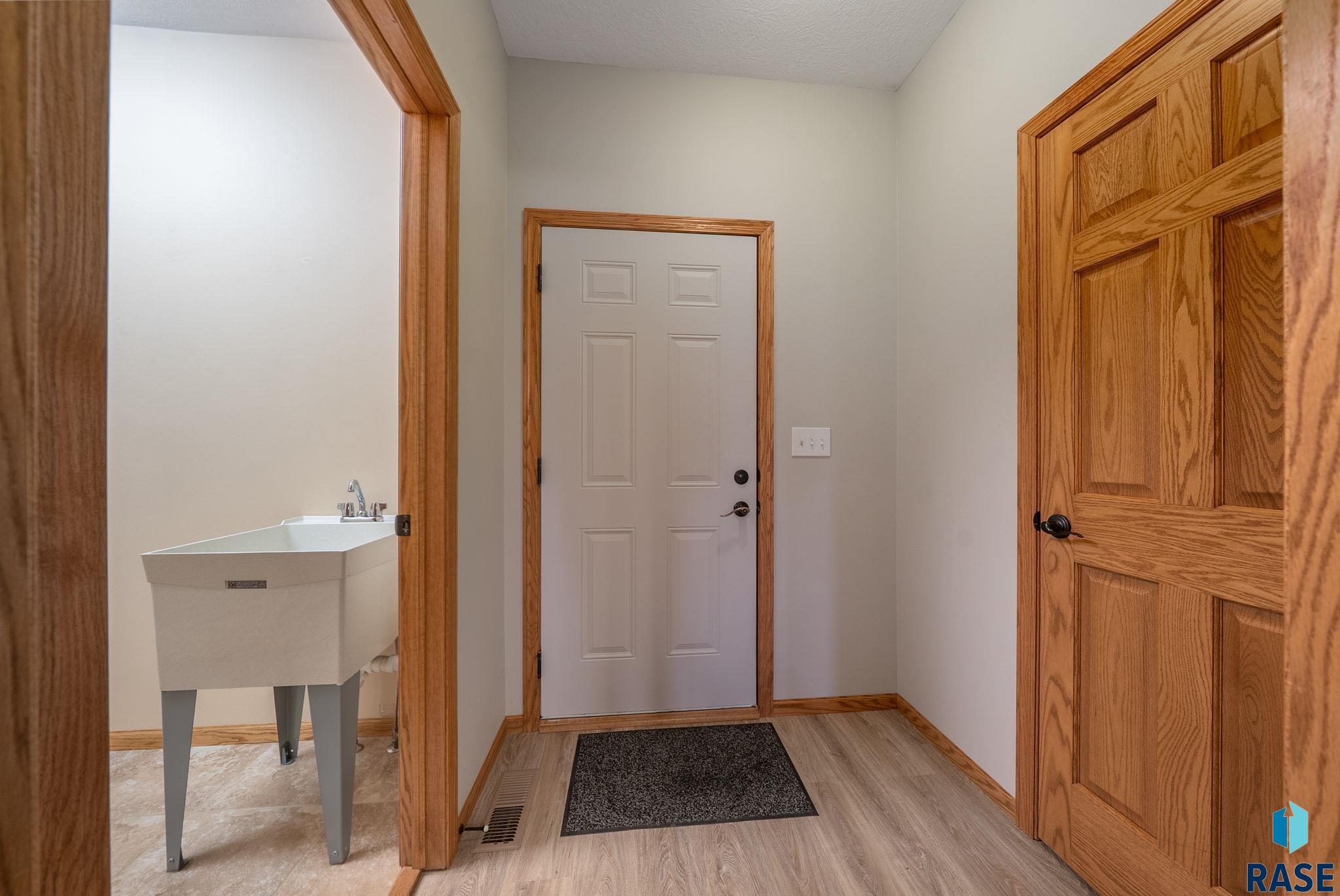 Sioux Falls, South Dakota 57108, United States, 3 Bedrooms Bedrooms, ,3 BathroomsBathrooms,Residential,Active,235602