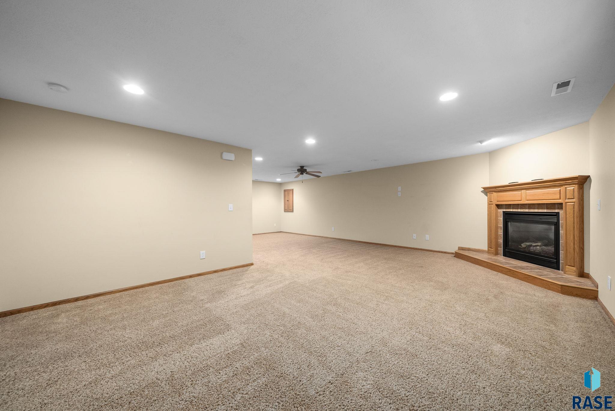 Sioux Falls, South Dakota 57108, United States, 3 Bedrooms Bedrooms, ,3 BathroomsBathrooms,Residential,Active,235602