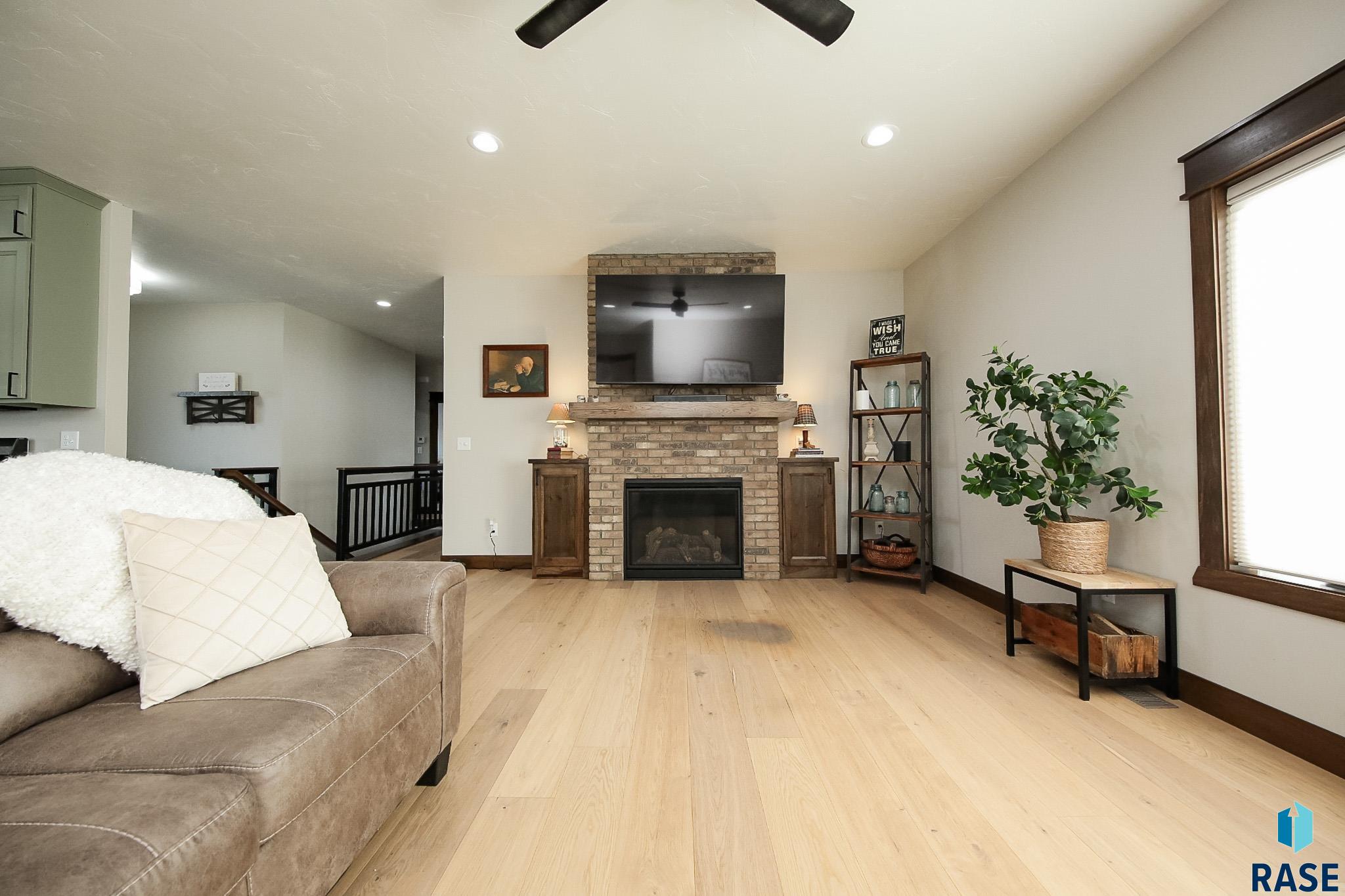 Tea, South Dakota 57064, United States, 5 Bedrooms Bedrooms, ,3 BathroomsBathrooms,Residential,Active,90720