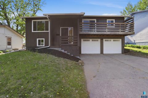 Photo of 937 S Harrington Ave, Sioux Falls, SD 57103 (MLS # 22603346)