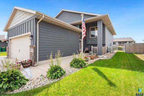 Photo of 3017 S Keyrell Dr, Sioux Falls, SD 57106 (MLS # 22601400)