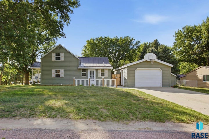 Photo 1 of 32 — 240 Oak Ave, Baltic, SD 57003