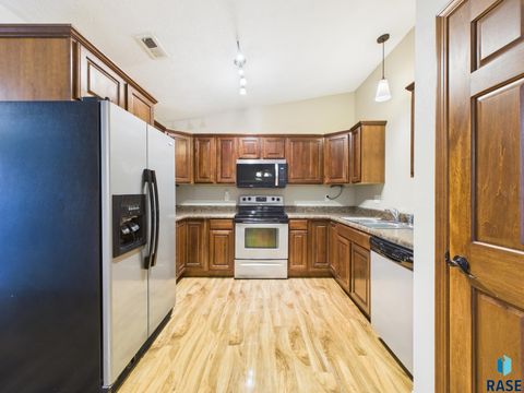 Photo of 2204 S Mary Beth Ave, Sioux Falls, SD 57106 (MLS # 22603750)