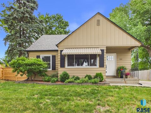Photo of 1012 S Willow Ave, Sioux Falls, SD 57105 (MLS # 22604601)