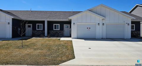 Photo of 6213 S Hunt Pl, Sioux Falls, SD 57106 (MLS # 22604627)
