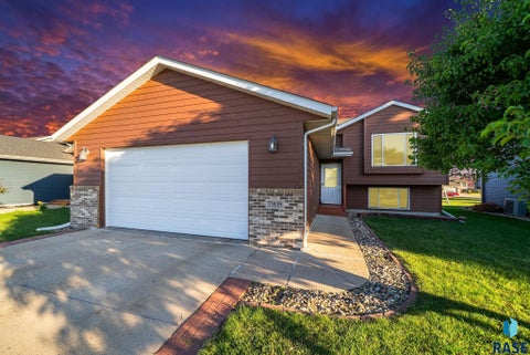 Homes For Sale - 7909 W Wilson Drive<br/> Minnehaha County, Sioux Falls, SD 57106