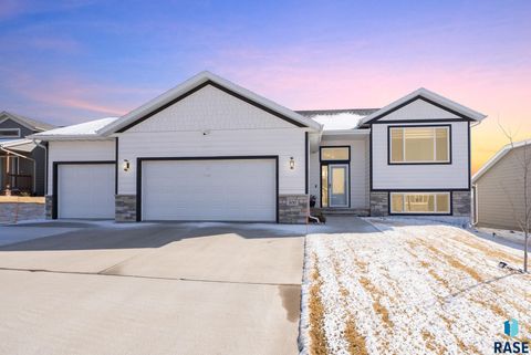 Photo of 300 S Tumble Creek Ave, Sioux Falls, SD 57110 (MLS # 22601738)