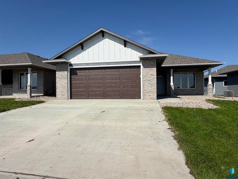 Homes For Sale - 5917 S Huntwood Avenue<br/> Lincoln County, Sioux Falls, SD 57108