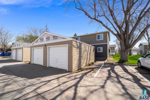 Photo of 1206 S Bridgeport Pl, Sioux Falls, SD 57106 (MLS # 22603704)