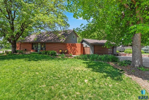 Homes For Sale - 1700 E Otonka Trail<br/> Minnehaha County, Sioux Falls, SD 57103