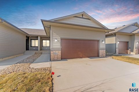Photo of 2031 S Sonoma Pl, Sioux Falls, SD 57106 (MLS # 22603524)