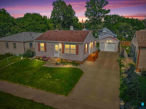 Photo of 604 S Willow Ave, Sioux Falls, SD 57104 (MLS # 22600583)