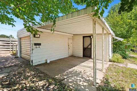 Photo of 400 Chicago Ave N N, Sioux Falls, SD 57103 (MLS # 22600039)