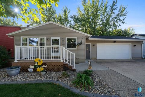 Photo of 5621 W Bluestem St Street, Sioux Falls, SD 57106 (MLS # 22508472)