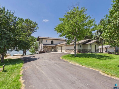 Homes For Sale - 6797 Zimmerman Drive<br/> Wentworth, SD 57075