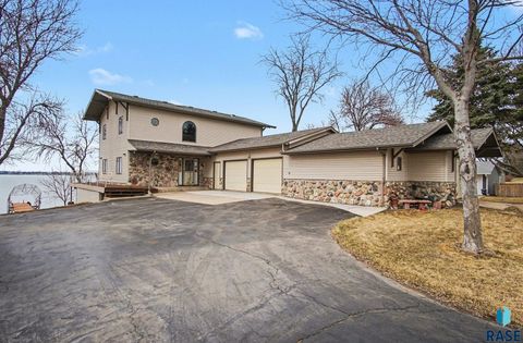 Homes For Sale - 6797 Zimmerman Drive<br/> Lake County, Wentworth, SD 57075