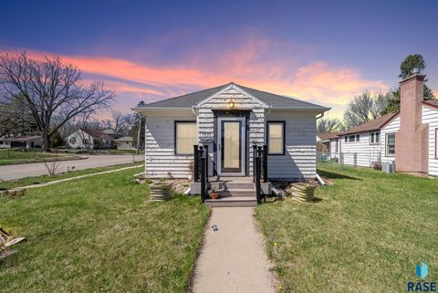 Photo of 1737 S 7th Ave, Sioux Falls, SD 57105 (MLS # 22602732)