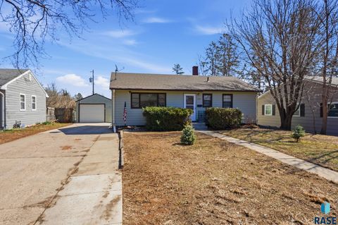 Photo of 2904 S Western Ave, Sioux Falls, SD 57105 (MLS # 22602133)