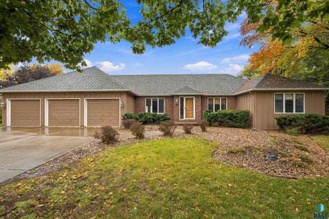 Photo of 2 S Elkjer Cir, Sioux Falls, SD 57103 (MLS # 22607955)