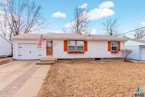 Photo of 3917 E Claudette Dr, Sioux Falls, SD 57103 (MLS # 22601269)
