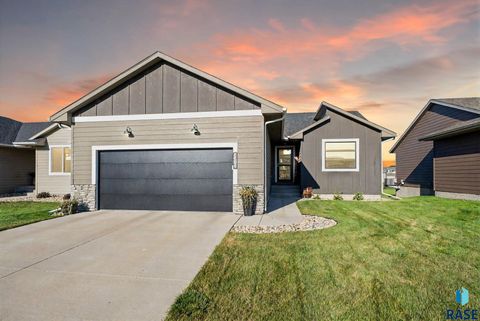 Photo of 2212 S Creekview Ave Avenue, Sioux Falls, SD 57106 (MLS # 22508463)