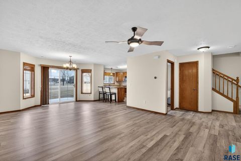 Photo of 1203 N Fir Pl, Sioux Falls, SD 57107 (MLS # 22602425)