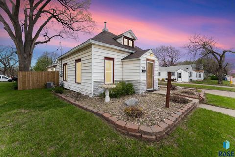 Photo of 1105 N Kiwanis Ave, Sioux Falls, SD 57104 (MLS # 22603373)