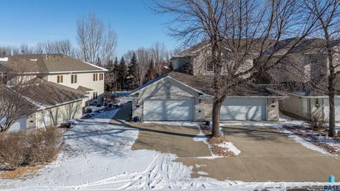Photo of 5800 S Shadow Wood Pl, Sioux Falls, SD 57108 (MLS # 22600608)