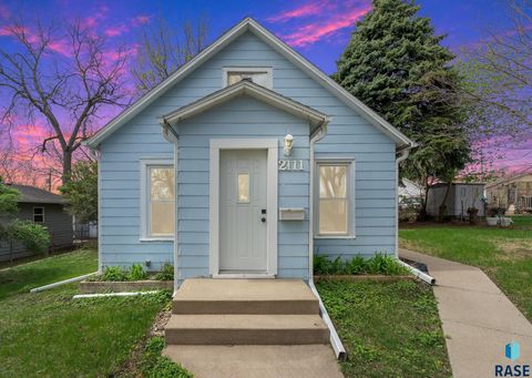 Photo of 2111 S Spring Ave, Sioux Falls, SD 57105 (MLS # 22602966)