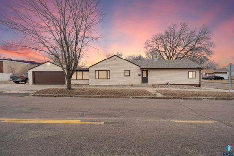 Photo of 921 S Sherman Ave, Sioux Falls, SD 57104 (MLS # 22602099)