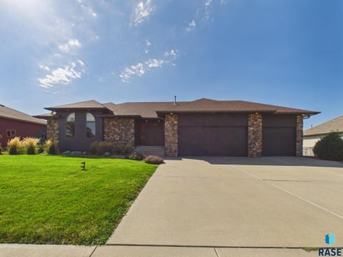 Homes For Sale - 509 S Horizon Circle<br/> Minnehaha County, Sioux Falls, SD 57106
