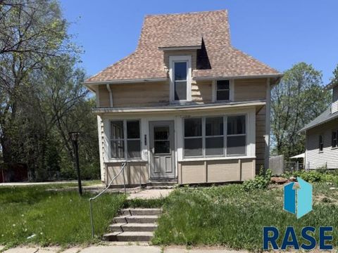 Homes For Sale - 611 N Walts Avenue<br/> Sioux Falls, SD 57104